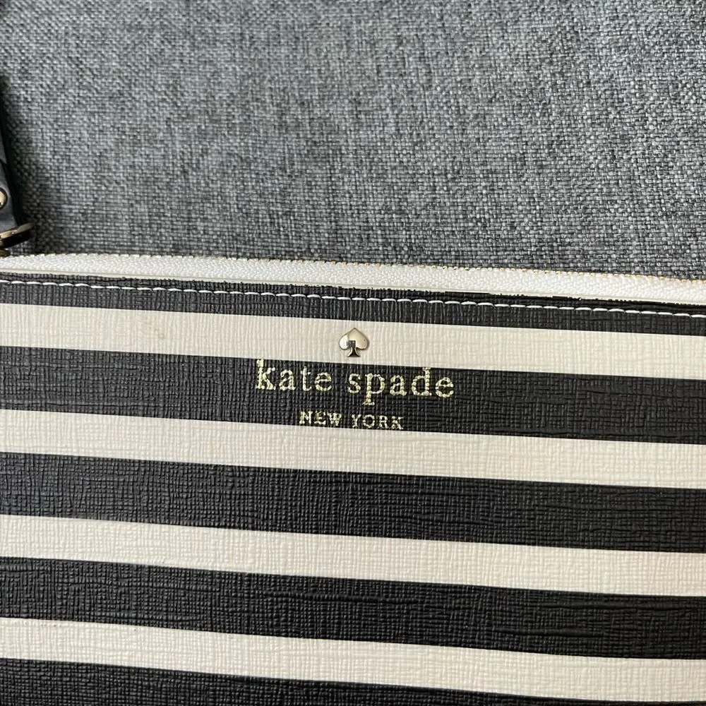 KATE SPADE fairmount square slim bee wristlet‎